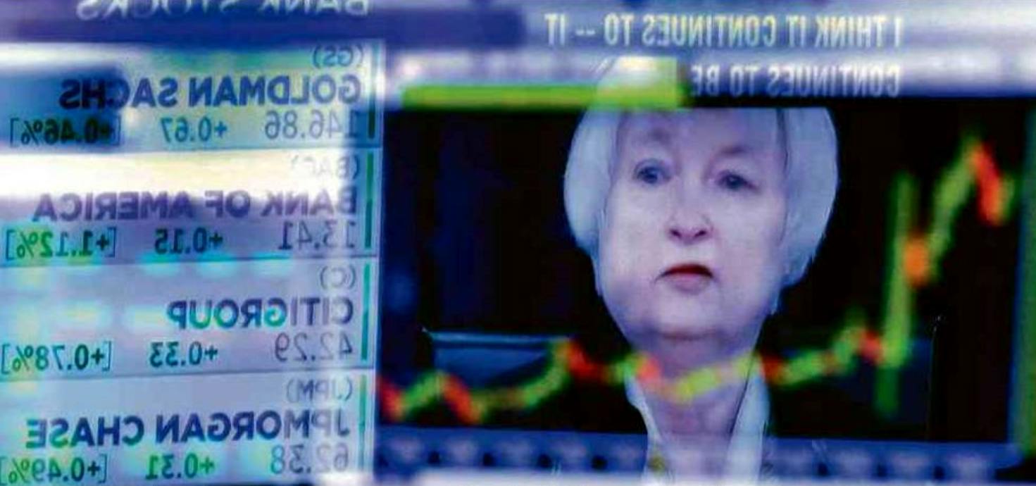 immagine della Presidente della Banca Centrale americana, Janet Yellen, riflessa in un terminale della Borsa di New York; fonte Drew