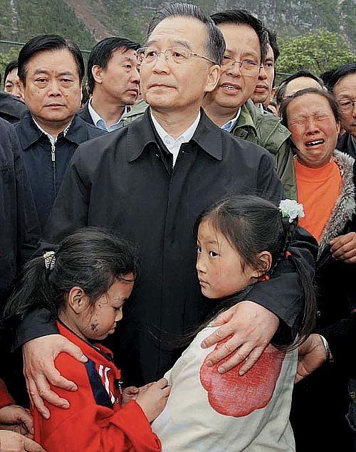 il primo ministro cinese Wen con la gente dello Sichuan (terremoto)
