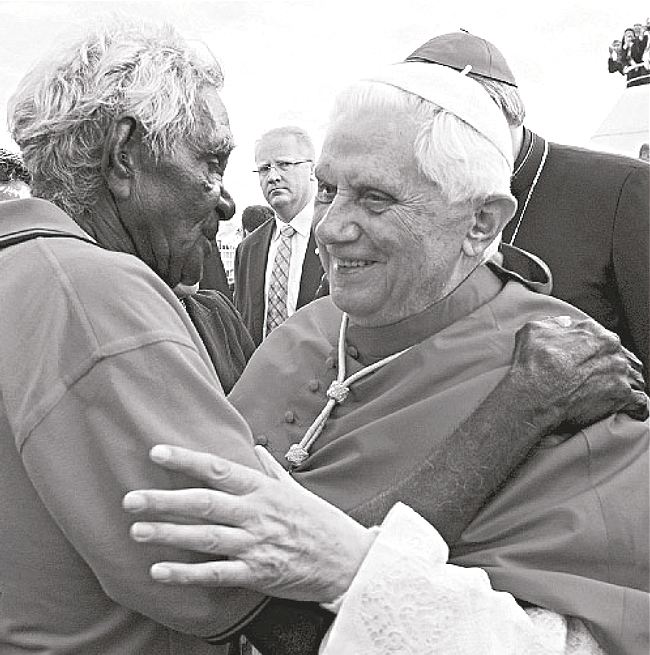 Aborigeno col Papa e i giovani a Sydney; fonte Avvenire