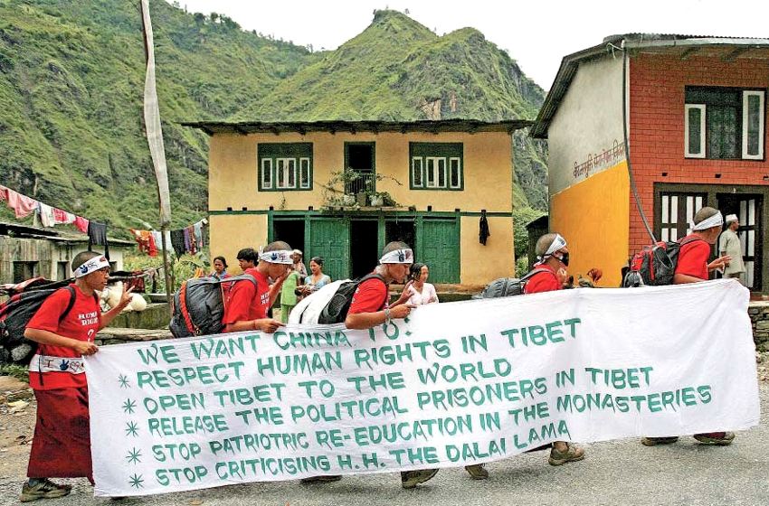 manifestanti pro-Tibet in Nepal; fonte Chitrakar