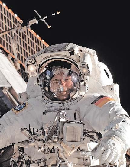 Astronauta all'esterno della stazione spaziale internazionale, in orbita attorno alla Terra