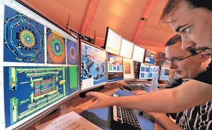 Sala di controllo del nuovo acceleratore di particelle LHC (large handron collider); fonte Coffrini
