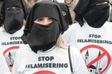 Belgio, manifestanti per "la fine dell'islamizzazione"; fonte Lenoir