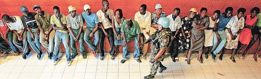 Abitanti di quartieri della capitale di Haiti, sotto controllo militare della forza di pace dell'ONU; fonte Robson