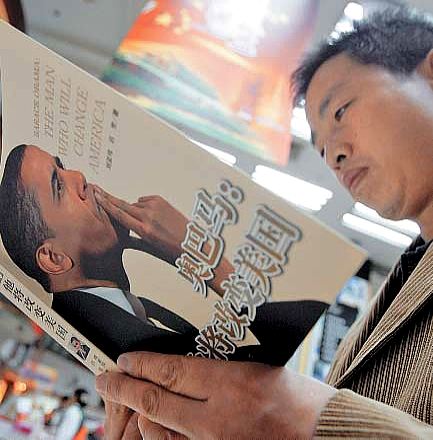 Cinese legge biografia di Obama
