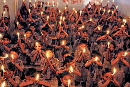 Mumbai: bambini fanno memoria e pregano per le vittime degli attentati; fonte Reuters