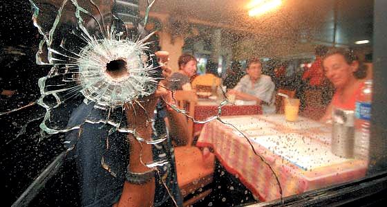 Mumbai, Cafe' Leopold riapre dopo gli attentati; fonte Efe