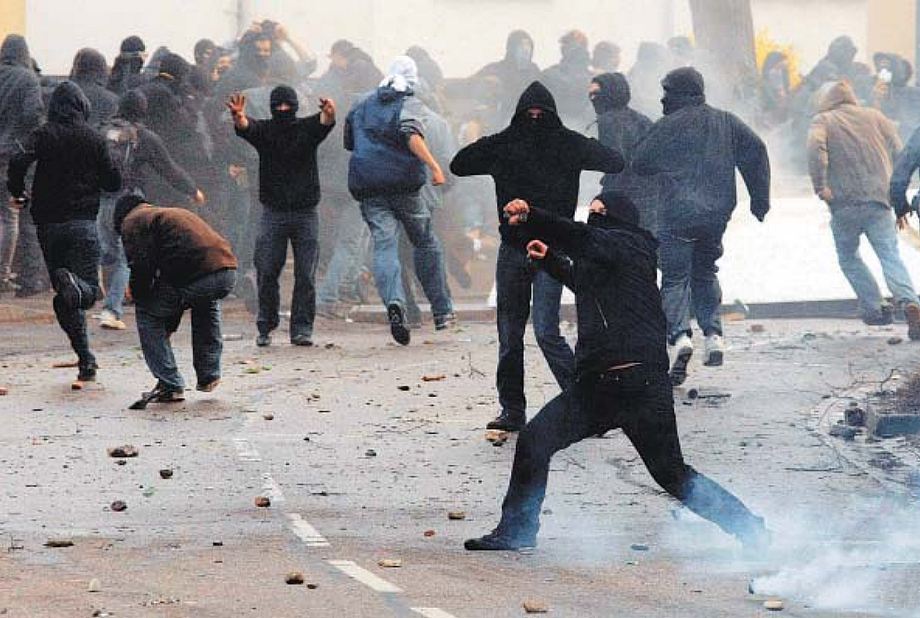 "Pretese democratiche?!": tafferugli nelle strade di Strasburgo (Francia), all'incontro delle nazioni