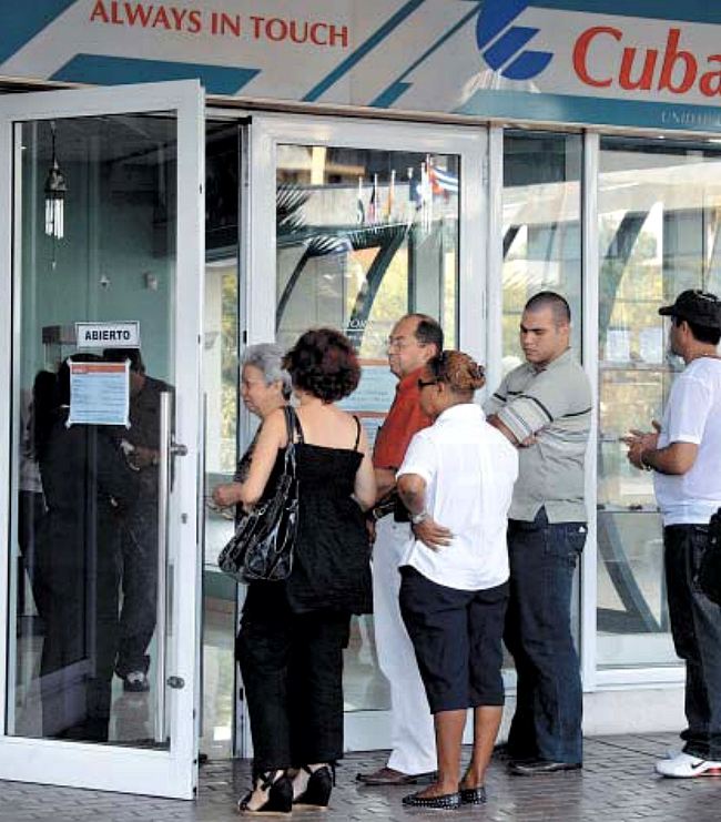 L'Avana: Cuba d il via alla telefonia mobile (i telefonini)