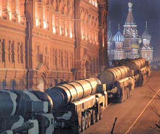 Mosca, missili nucleari dopo una parata militare sulla Piazza Rossa; fonte Sinyakov