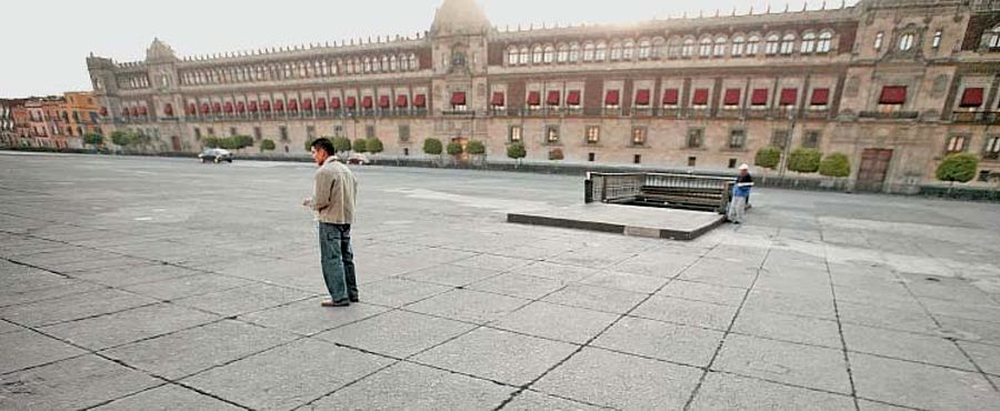 Citt del Messico, piazza Zocalo deserta a motivo dell'epidemia della febbre suina; fonte Aponte