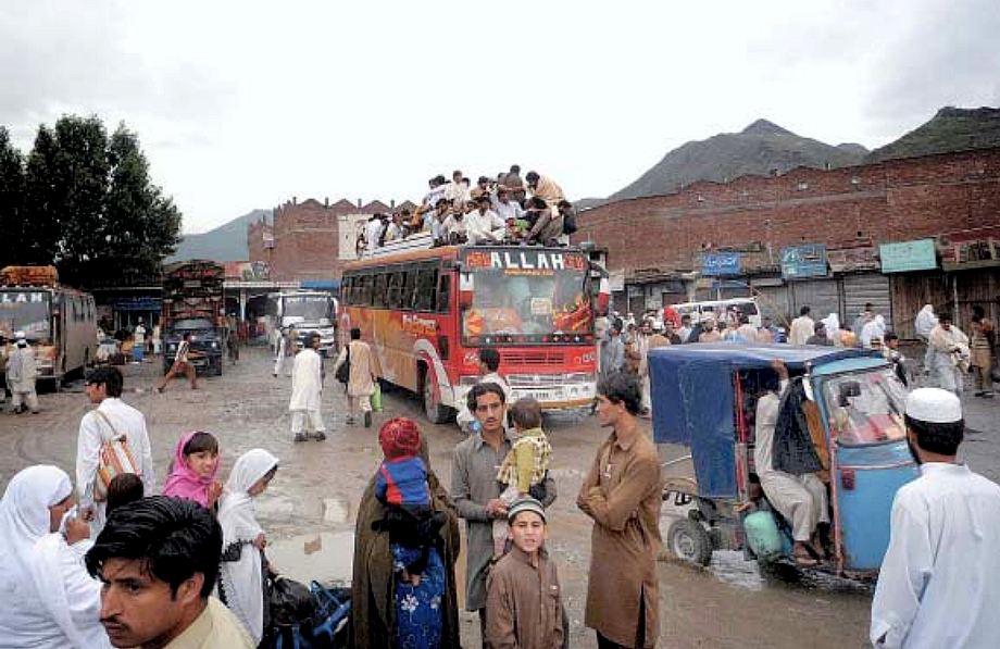 Abitanti di Mingora (valle dello Swat, Pakistan) lasciano le loro case a motivo del conflitto armato fra talebani e esercito pakistano; fonte Reuters
