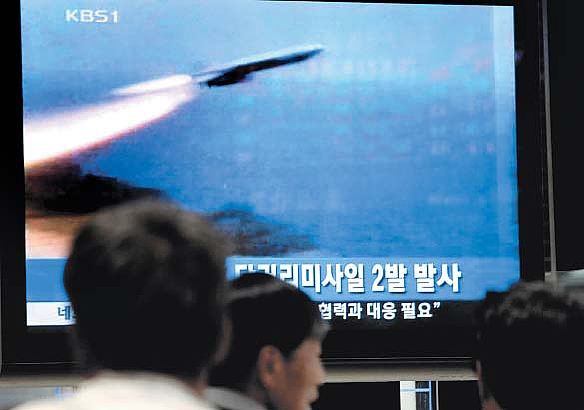 Sudcoreani a Seul guardano alla tv il lancio di missile nordcoreano; fonte Joon