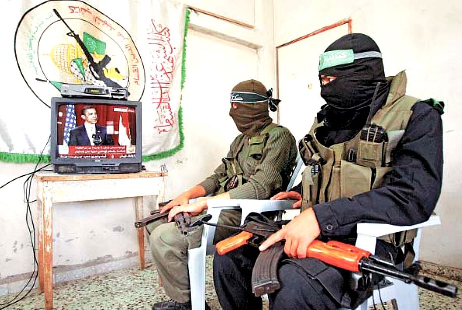 Militanti di Hamas assistono in tv al discorso di Obama all'Universti del Cairo; fonte Baba