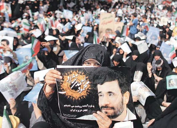 Contromanifestazione di attiviste di Ahmadinejad: "vittoria valida"; fonte Sagolj