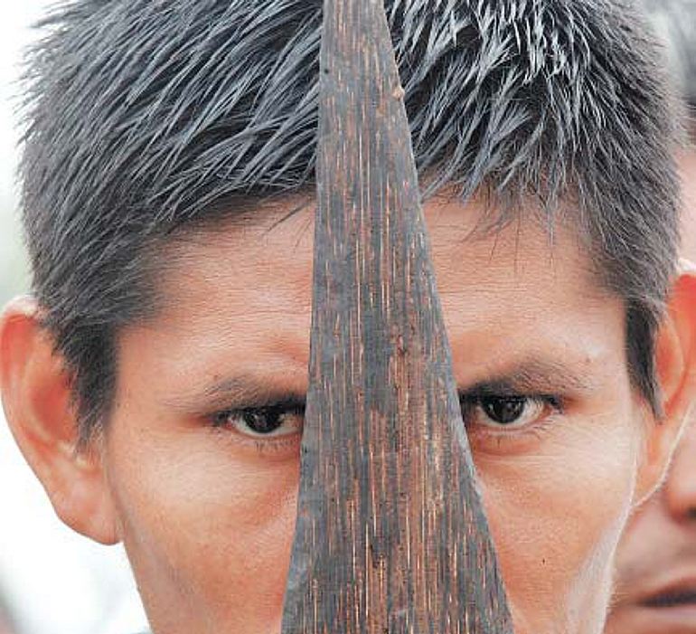 Indio peruviano di Yurimaguas partecipa della protesta per il "saccheggio legale" di risorse naturali nelle loro terre; fonte Mendivil