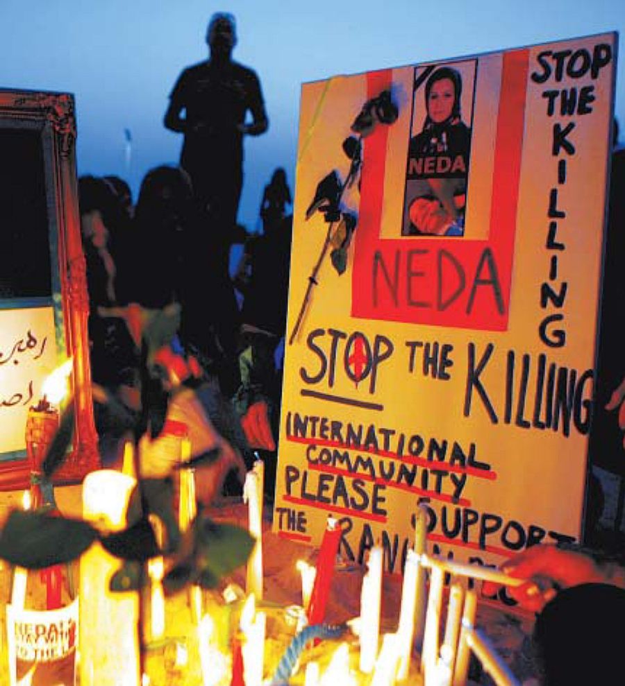 Persone iraniane accendono candele ricordando Neda Agha, uccisa (con una pallottola al cuore) mentre "manifestava pacificamente"