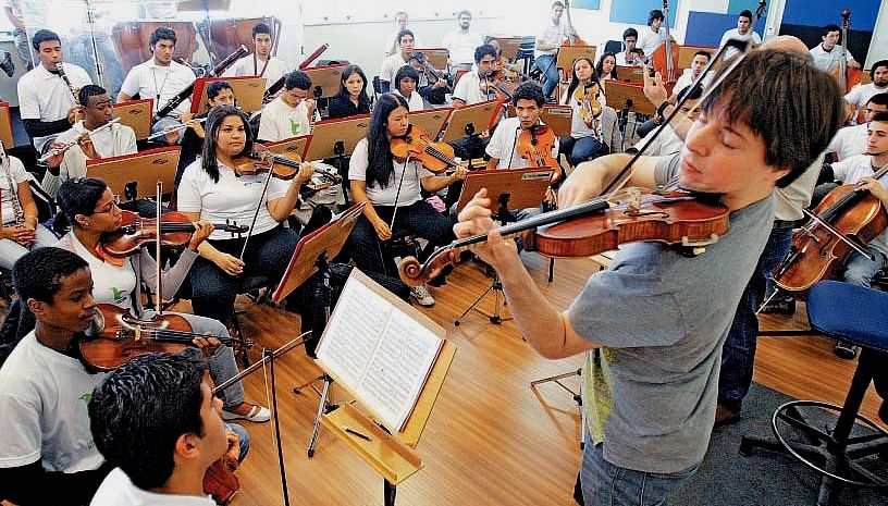Stradivarius (Joshua Bell e il suo violino "unico") suona con le nuove generazioni; fonte Neves