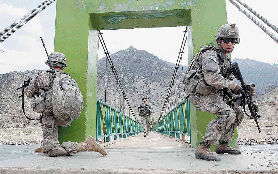 Soldati americani nella provincia di Kunar (Afganistan) presidiano ponte; fonte Wimborne