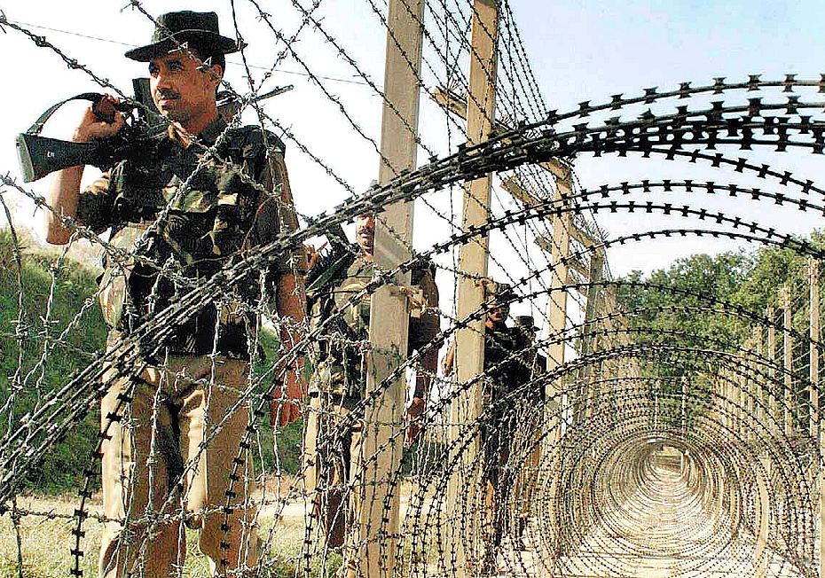 Soldato indiano pattuglia frontiera nord con il Pakistan; fonte Gupta