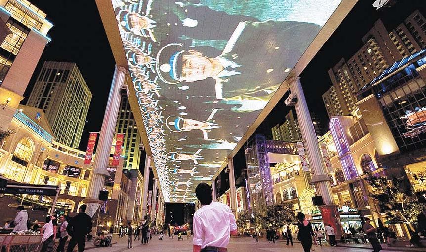 Schermi giganti negli shopping cinesi per seguire la parata del 60 della rivoluzione; fonte Wong