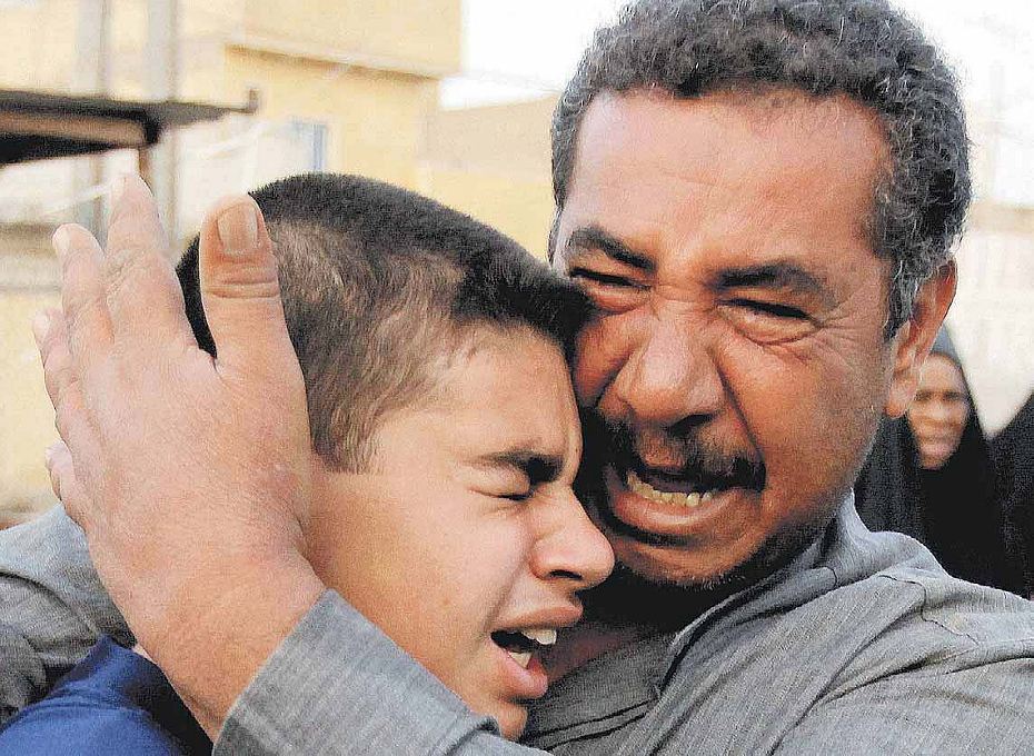 Padre e figlio piangono morte della mamma e degli altri figli nell'attentato a Bagdad (Iraq) del 25 ottobre; fonte Kadim