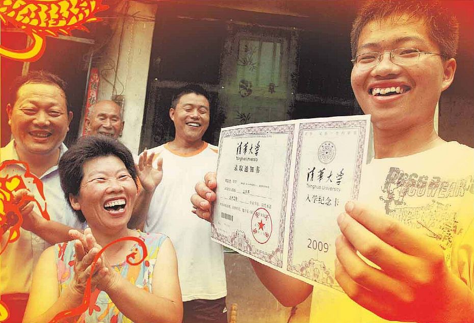 Famiglia cinese in festa per il figlio promosso all'esame di ammissione all'universit; fonte AFP