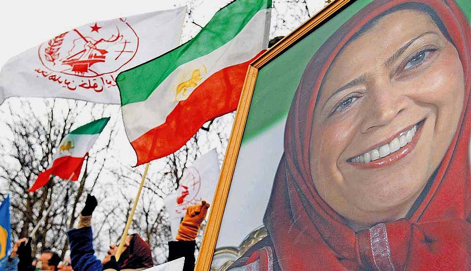 Manifestanti protestano per le violenze in Iran (davanti all'ambasciata iraniana a Londra)