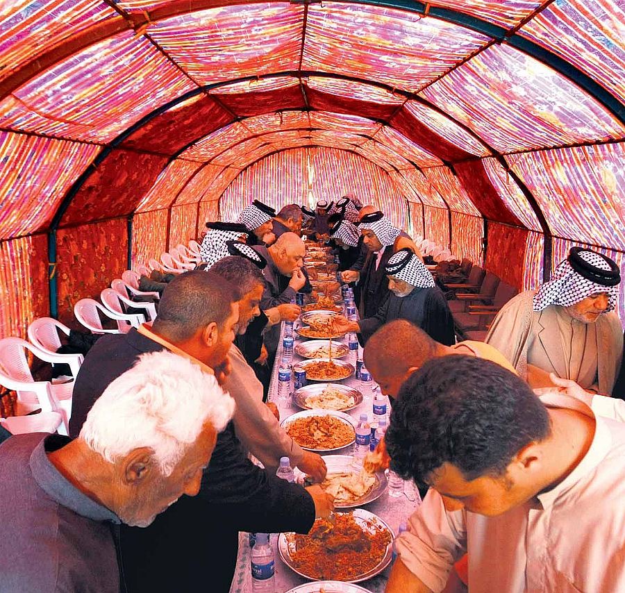 A Al-Hurria (Bagdad ovest, Iraq) capi tribali offrono pranzo a candidato a deputato dopo il comizio ("la sicurezza dei cittadini al primo posto"); fonte Juca