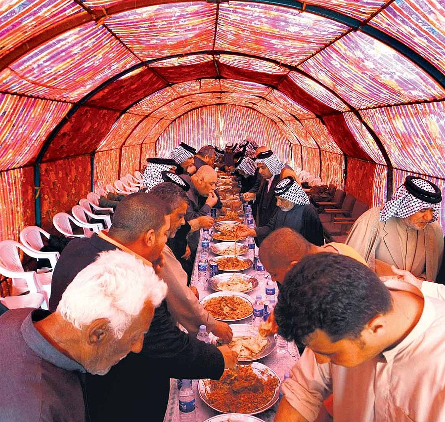 A Al-Hurria (Bagdad ovest, Iraq) capi tribali offrono pranzo a candidato a deputato dopo il comizio ("la sicurezza dei cittadini al primo posto"); fonte Juca