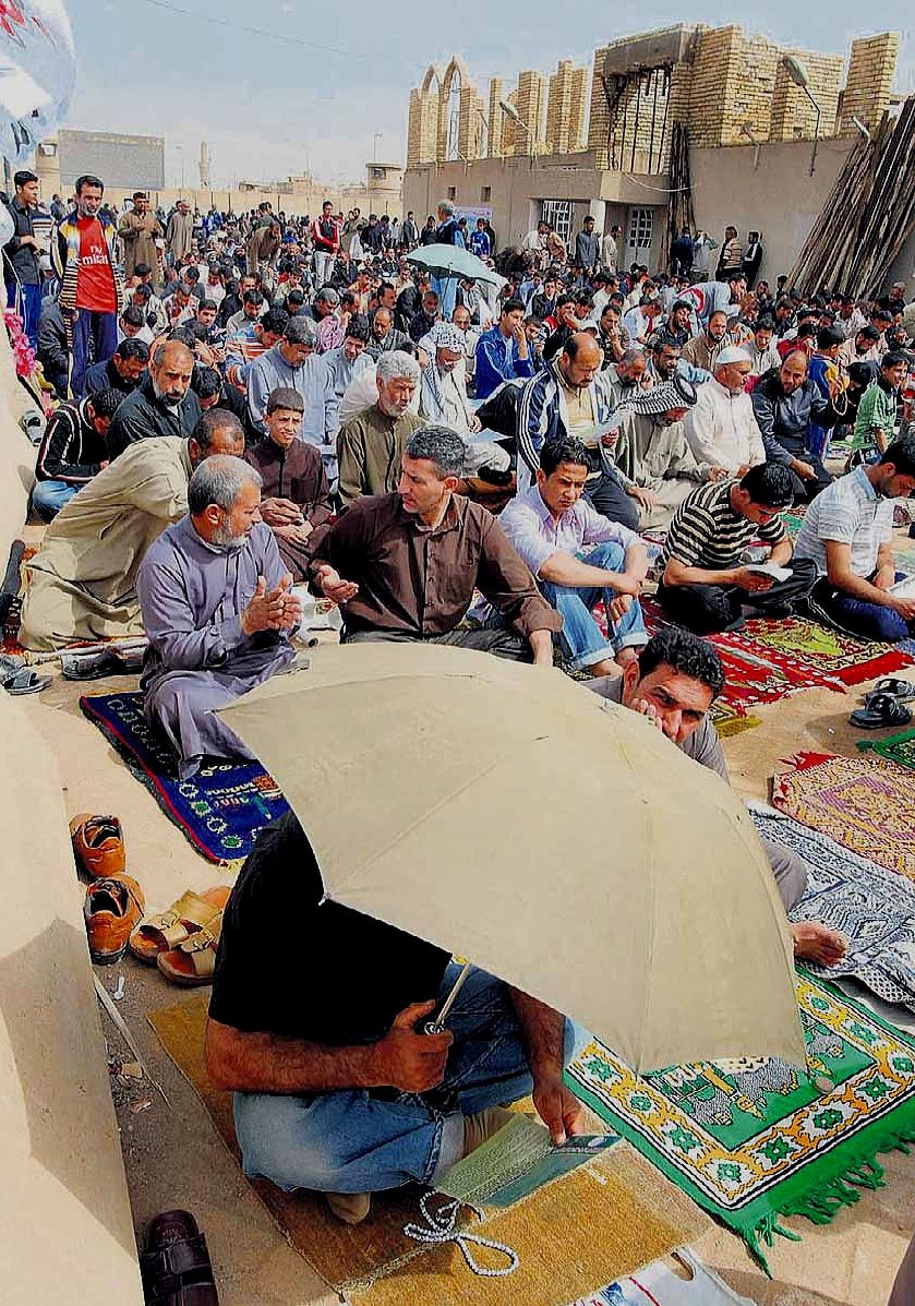 "Zona sciita" alla periferia di Bagdad (Iraq): dopo la preghiera, l'imam (colui che "guida" la preghiera) ordina alla gente di votare per "candidati sciiti" alle imminenti elezioni politiche