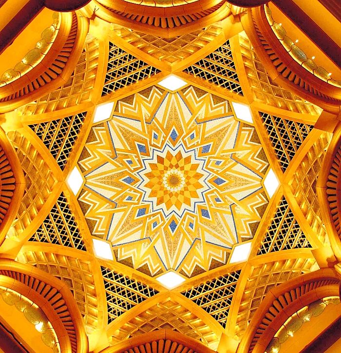 Abu Dhabi, il soffitto d'oro zecchino della Hall di un albergo: "Opulenza turisitca" degli Emirati !