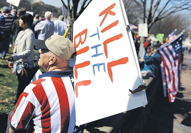 USA, manifestanti davati alla Casa Bianca: "Uccidi il conto" (.... da pagare per la coraggiosa riforma sanitaria di Obama); fonte Reed