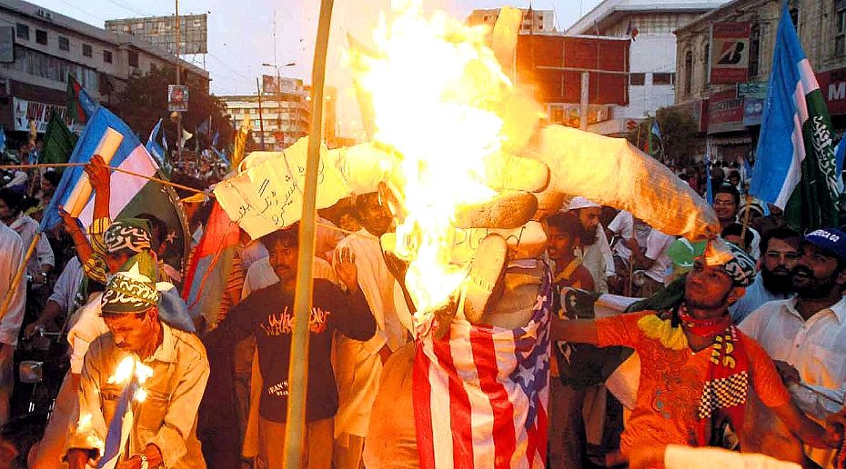 Karachi (Pakistan): il gurppo estremista talebano Jamaat-i-Islami brucia bandiera americana col pupazzo di Obama; fonte Fareed