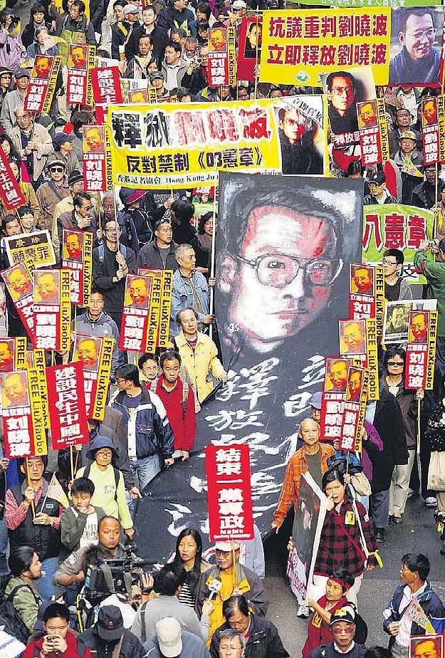 Manifestanti a Hong Kong (Cina) per la liberazione di Liu Xiaobo, premio Nobel della pace; fonte Ymyik