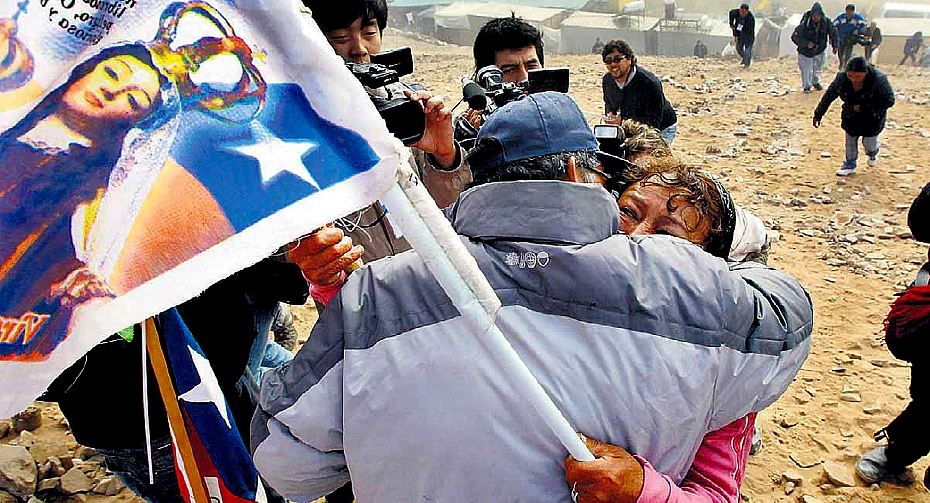 Familiare dei minatori intrappolati nella miniera in Cile festeggia per la loro imminente liberazione (completato il condotto per la loro estrazione); fonte Alvarado