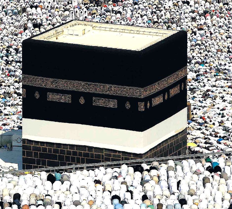 Musulmani in preghiera intorno alla Kaaba, nella Grande Moschea (3 milioni in pellegrinaggio alla Mecca)