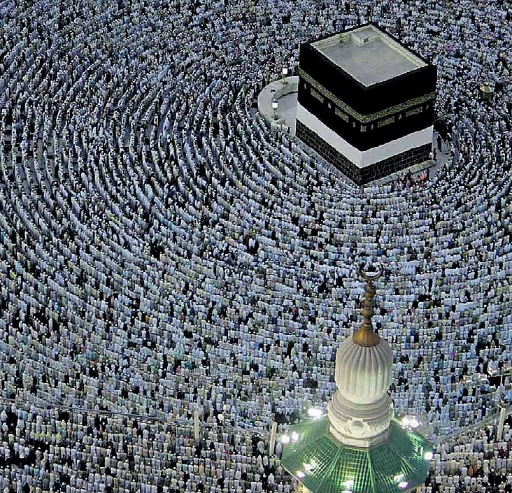 Musulmani in preghiera intorno alla Kaaba, nella Grande Moschea (3 milioni in pellegrinaggio alla Mecca)