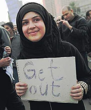 Manifestante, sempre al Cairo ("vattene" rivolto a Mubarak); fonte Martinez
