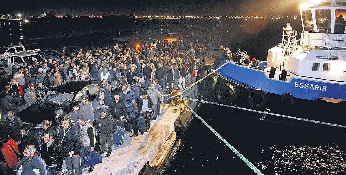 Moltitudine in fuga dallla Libia cerca un imbarco nel porto di Bengasi; fonte Berk