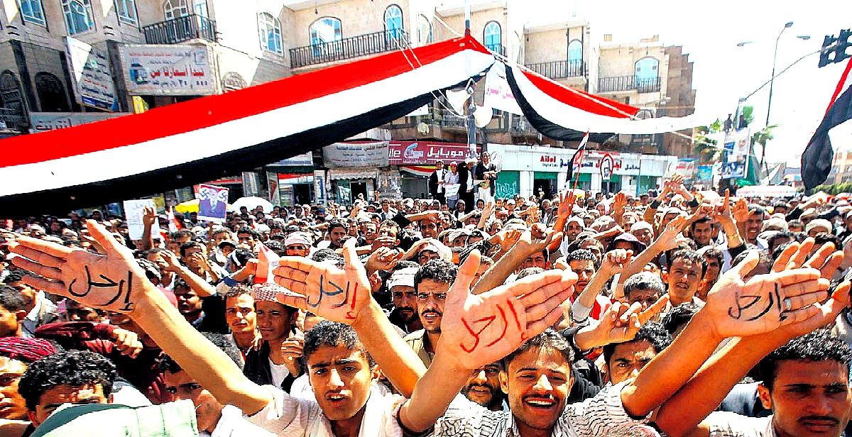 Manifestanti davanti all'universit di Samaa (Yemen), rivolti al Presidente: "vattene !" sulle palme delle mani; fonte Kahled