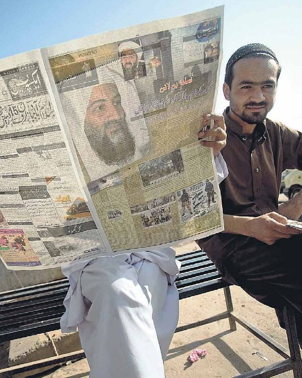 Pachistani dopo l'uccisione di Osama Bin Laden; fonte Page