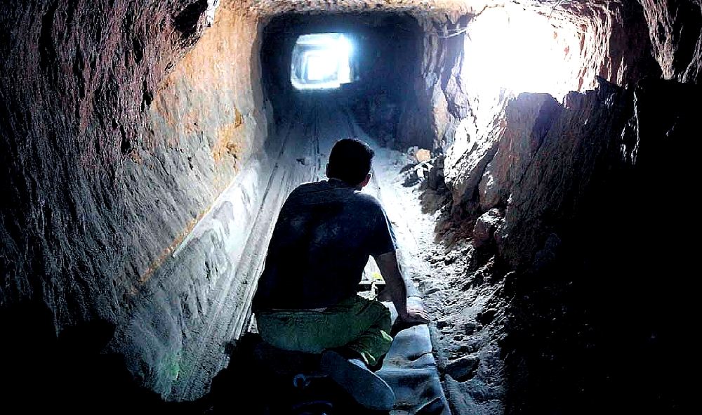 Uno dei tunnel aperti di passaggio illegale  Egitto - Striscia di Gaza