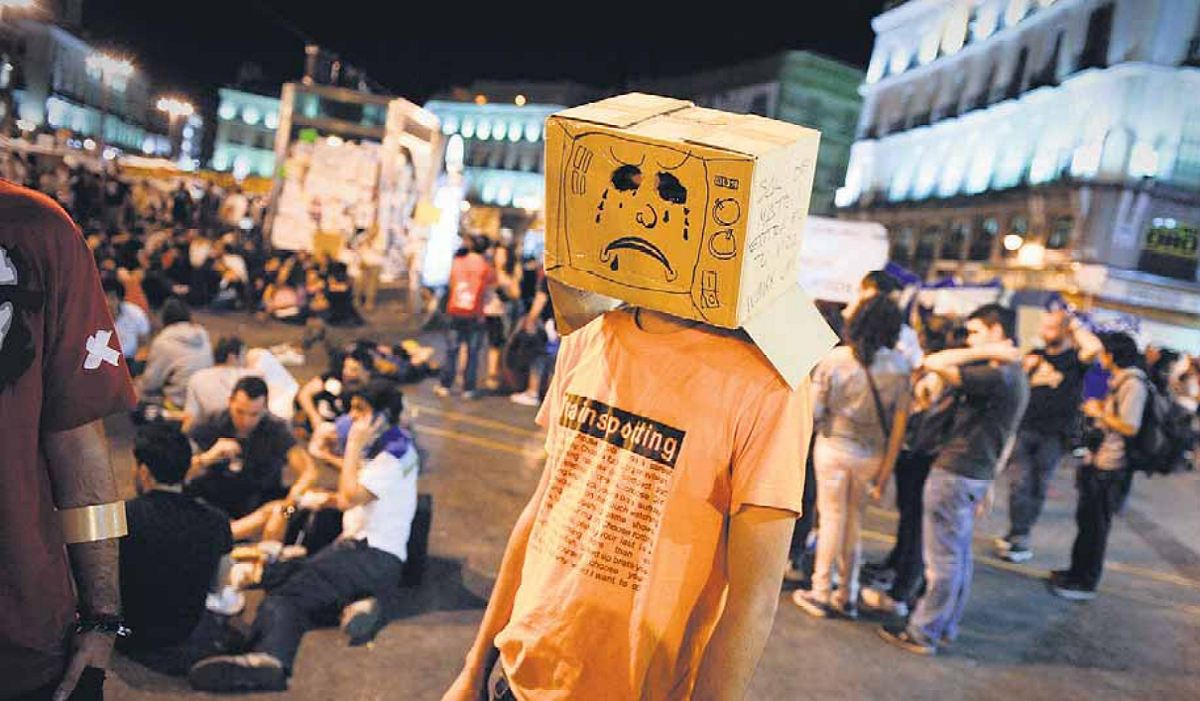 Protesta dei giovani (gli "indignados") a Madrid (Spagna) contro la disoccupazione giovanile e per pi democrazia; fonte Armestre
