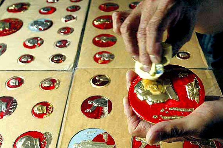 Lucidando le "monete di Mao" nel 90 anniversario della fondazione del Parito Comunista cinese, in un'"unda di repressione delle libert"