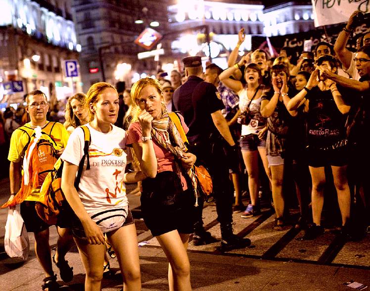 Madrid: giovani "gmg" insultati da coetanei (gli indignados madrileni "padroni" della piazza) solo perch partecipano alla GMG (solo perch si esprimono pubblicamente come cattolici); fonte AP