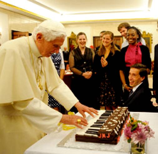 Torta-pianoforte per Papa Benedetto al pranzo coi giovani della JMJ a Madrid (Spagna); fonte SFV ("e se anche avessi 'rubato' i tuoi euro per comprare crema e cioccolato per fare questa torta... ti dispiace?!!... Non sarai invidioso?!...)