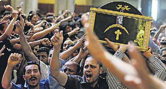 Egiziani cristiani copti al funerale di una delle 26 persone uccise da musulmani "violenti"  e delle forze dell'ordine; fonte Hossam