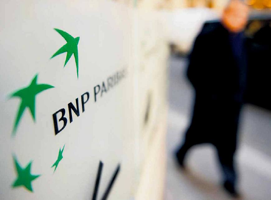 La banca francese BNP Paribas, maggiore detentrice del debito statale francese, in crisi "di capitale" (le manca denaro...); nel 2011 in Europa sono fallite 332 banche !