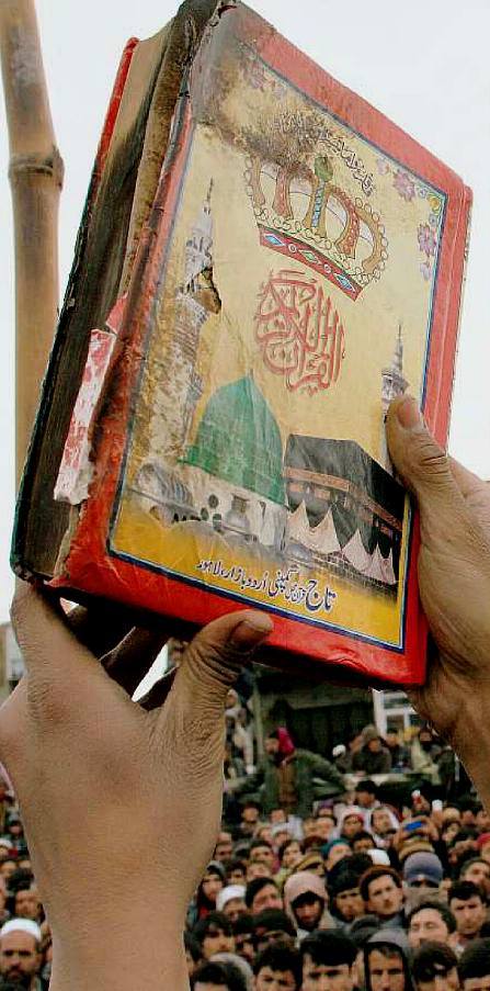 Violenza e offesa infami da parte di militari americani in Afghanistan... a bruciare libri del Corano (se contenevano messaggi cifrati per i terroristi, sono "corpo di reato" non da bruciare...); fonte Reuters